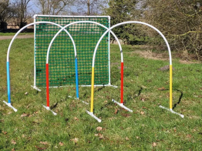 Generisch HOOPERS Agility Combi – Set – 1 porte verte / 3 arcs Hoopers – Rouge – Bleu – Jaune/Portail / Clôture de séparation en plastique Hoopers Hoopers Hoopers Fun Hoopers – Sport canin
